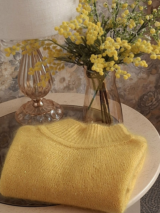 Свитер цвета весенней мимозы