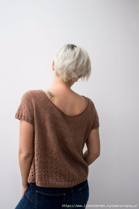 Женская коричневая футболка, связанная спицами &mdash; уют в каждой петле