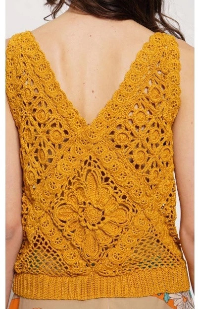 Ажурная майка цвета горчицы &mdash; яркий акцент в летнем образе