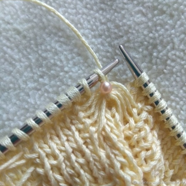 Ввязываем бусины в полотно