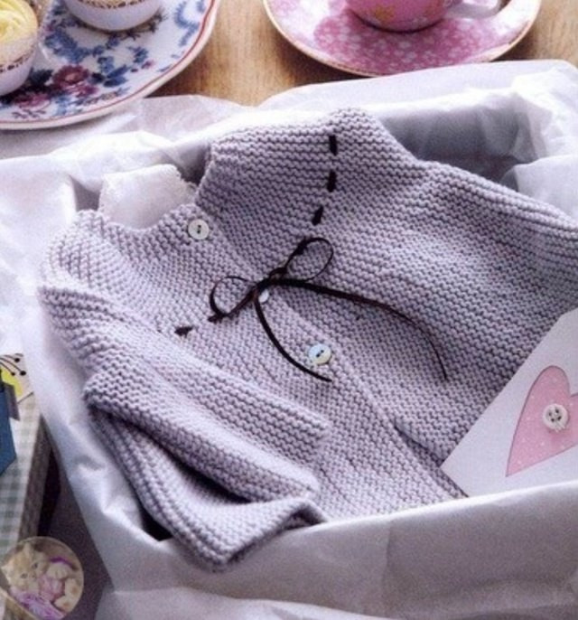 Сиреневый жакетик для малыша, связанный поперечным способом &mdash; нежность в каждой детали