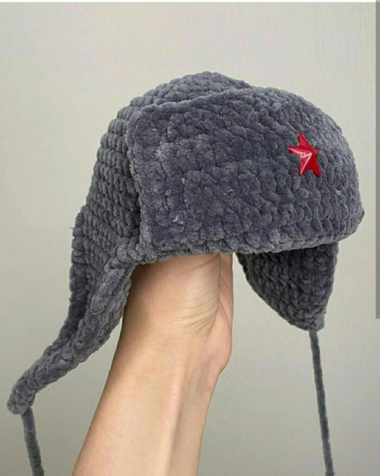 Серая шапка-ушанка из плюшевой пряжи &mdash; уют и стиль в одном аксессуаре