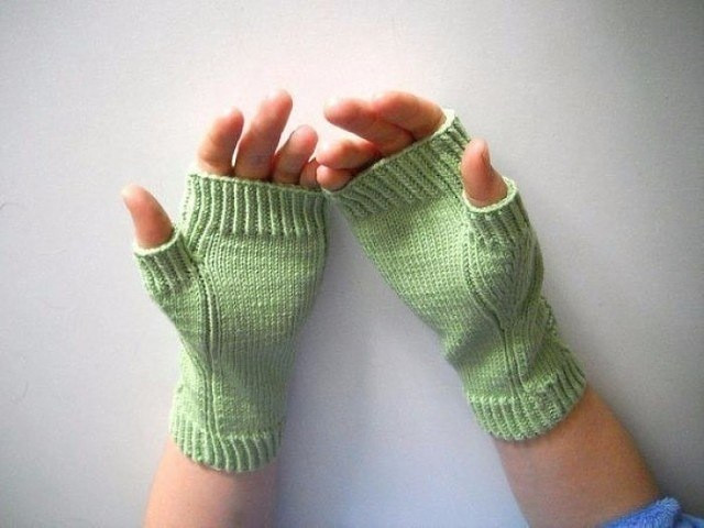 Салатовые митенки из верблюжьей шерсти &mdash; яркий акцент в холодное время