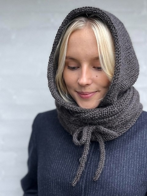 Капор капюшон вяжется спицами сверху вниз