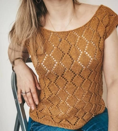 Короткий топ ажурным рисунком спицами