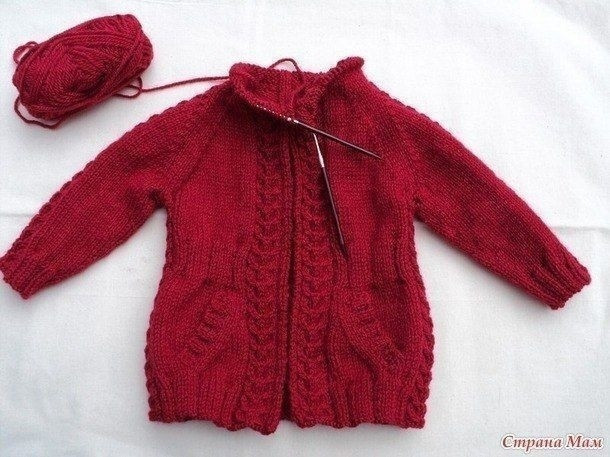 Красный жакет на пуговицах, связанный спицами: акцент, который делает весь образ