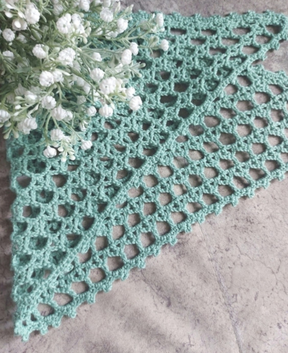 Мятная косынка узором &laquo;сетка&raquo; &mdash; лёгкость, которая чувствуется в каждом узелке