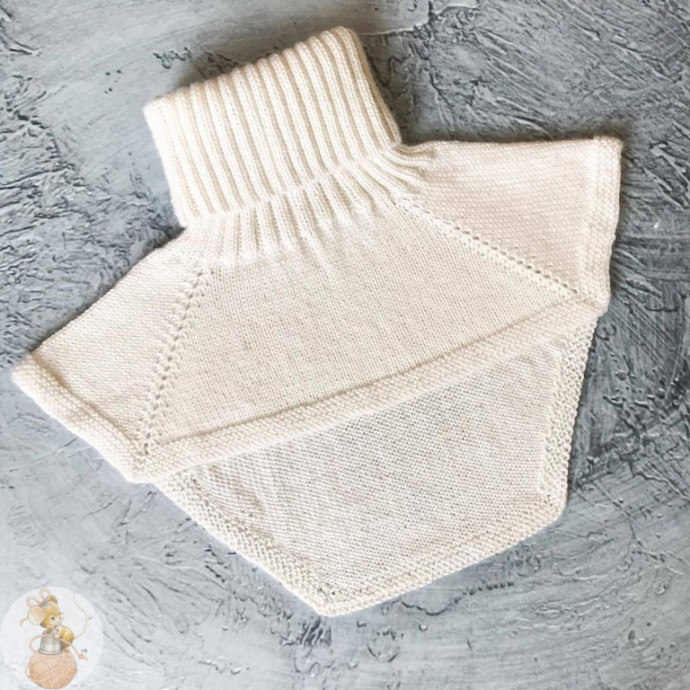 ​Белая манишка, связанная спицами