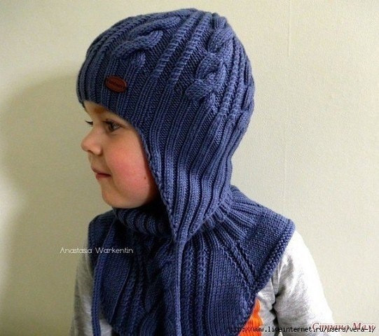 Комплект из детской шапки и манишки спицами