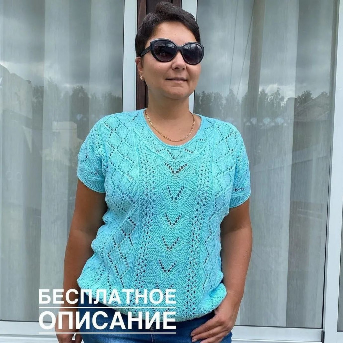 Голубая футболка спицами