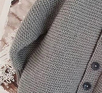 Детский серый бомбер спицами