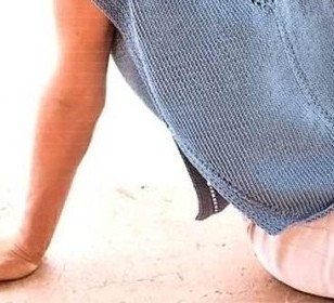 Короткий топ с боковыми разрезами