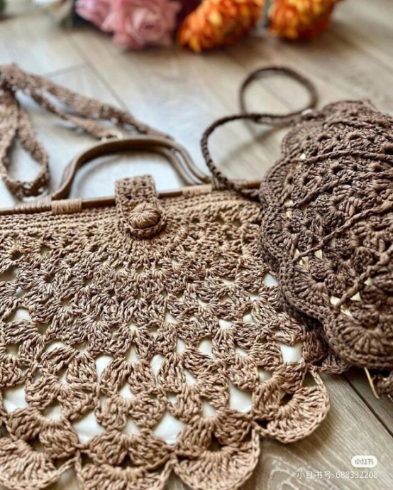 Сумка в форме полукруга — это тот самый летний акцент, который делает образ завершённым