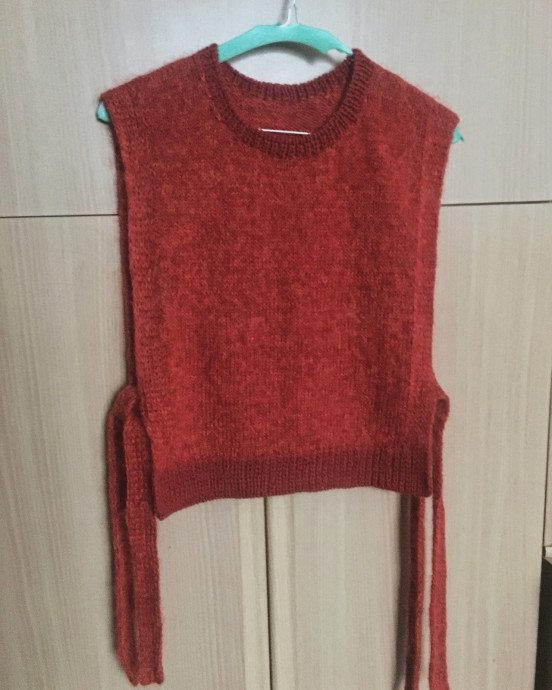 Жилет-безрукавка на завязках спицами