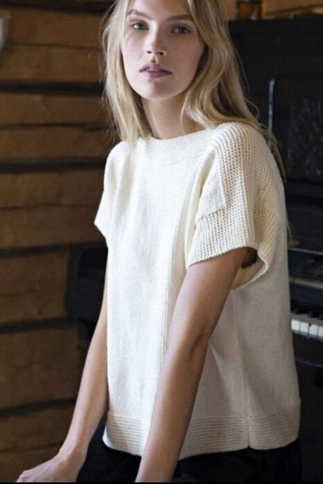 Белый летний топ спицами