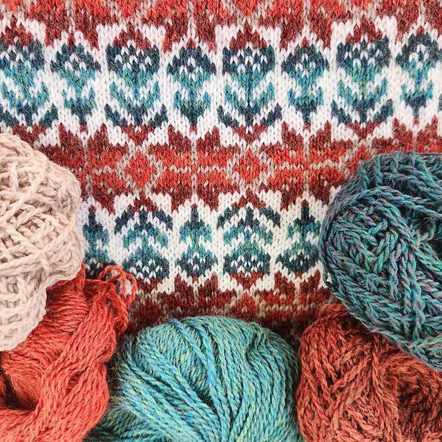 Яркий жаккардовый снуд — акцент, который делает образ