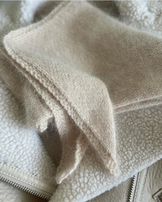 Бежевая косынка из пуха норки &mdash; нежность, которая согревает