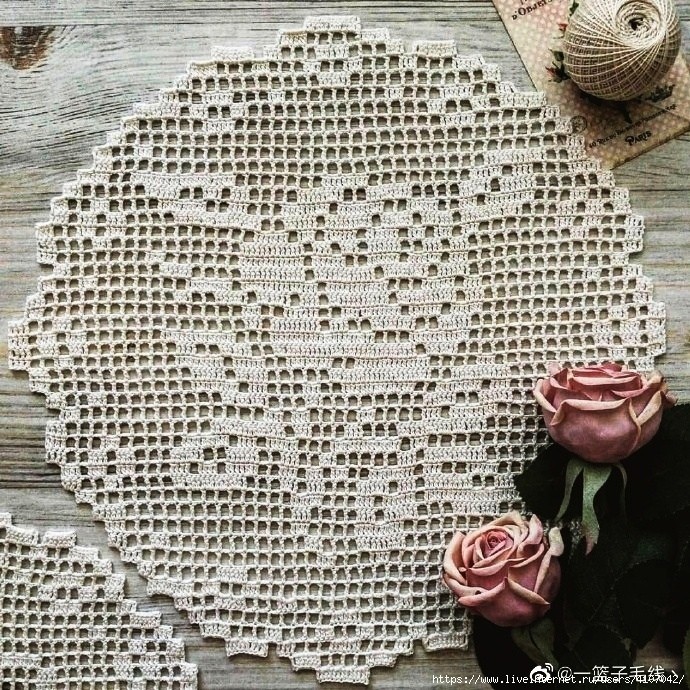 Круглые салфетки с розами в филейной технике