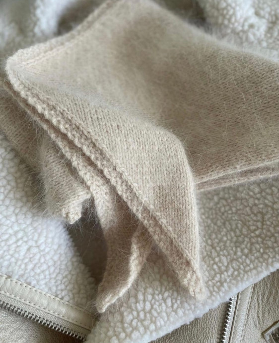 Уютная косынка спицами