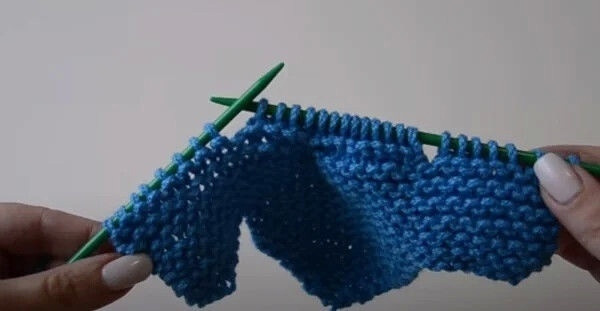 Домашние тапочки двумя спицами без швов