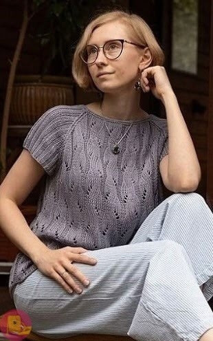 ​Серебристая футболка, связанная спицами