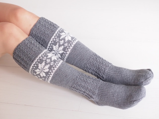 Вязаные гольфы с жаккардовым узором спицами