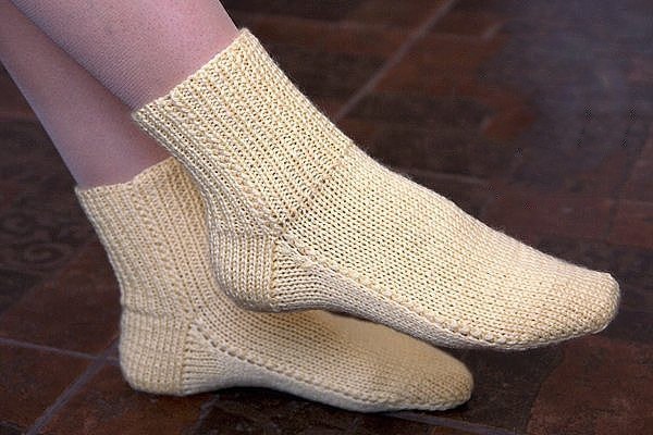Мужские носки спицами: схемы и описание вязания сюрприза для любимого человека
