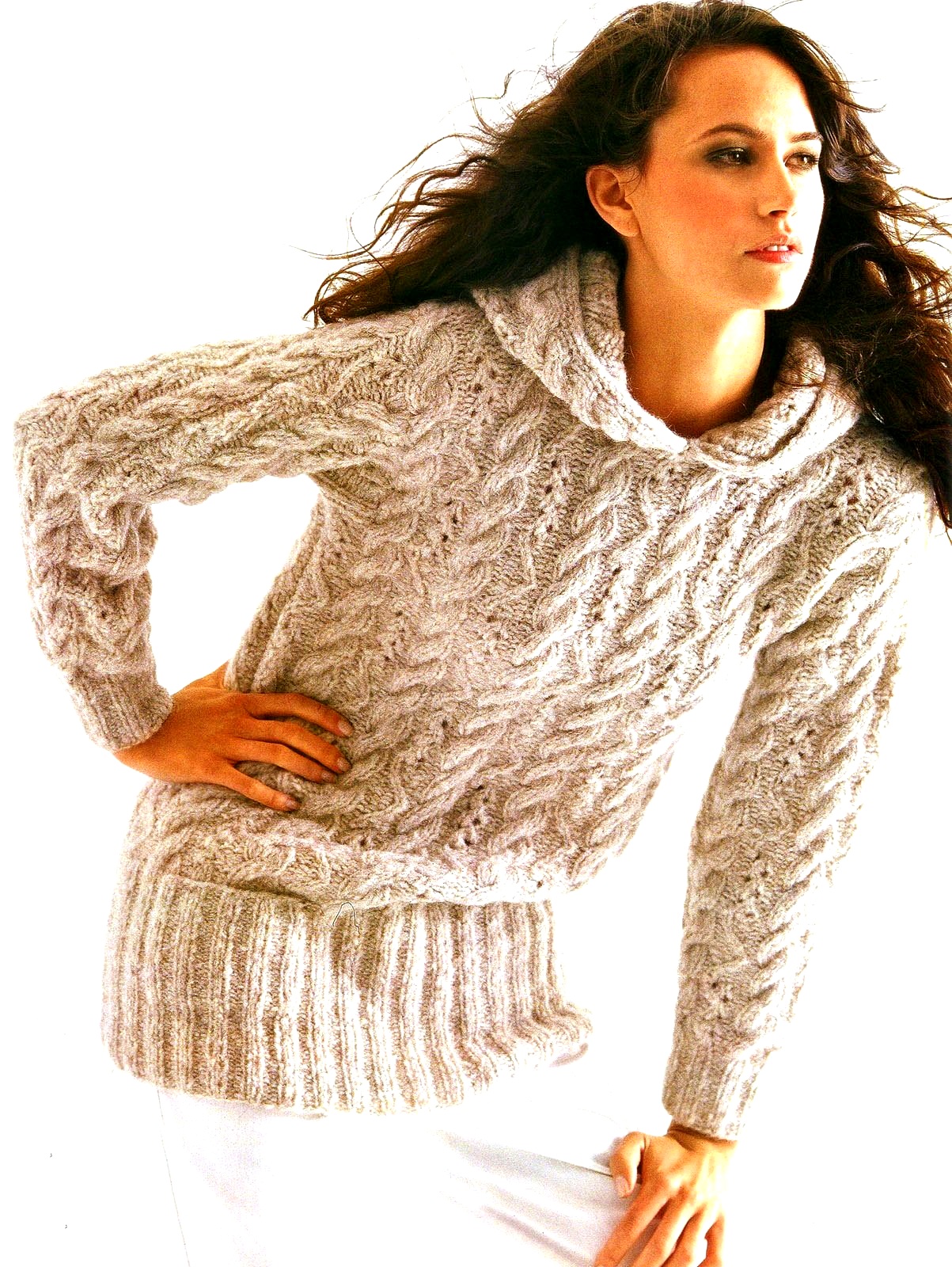 Женский свитер с капюшоном вязаный спицами