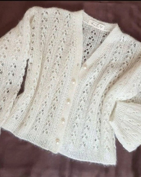 ​Молочный кардиган &mdash; это та самая вещь, которая делает образ нежным