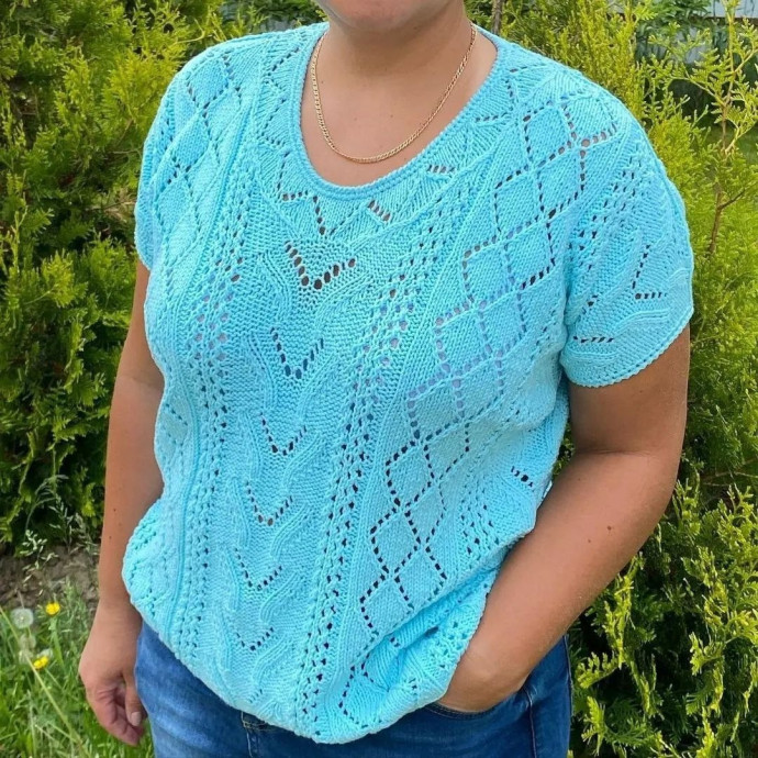 Голубая футболка спицами
