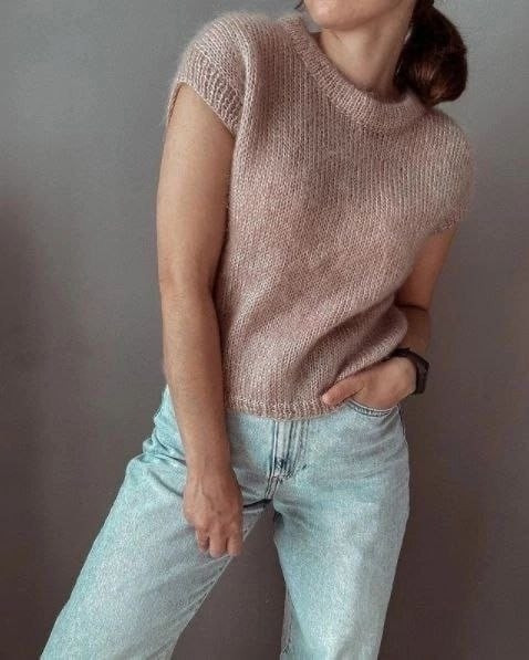 Пудровый жилет, связанный спицами &mdash; вещь, делающая образ мягким, женственным и современным