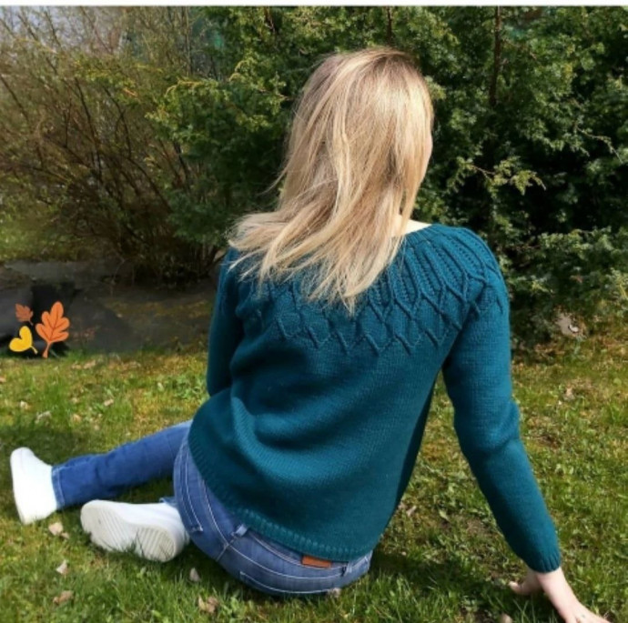 Синий джемпер спицами