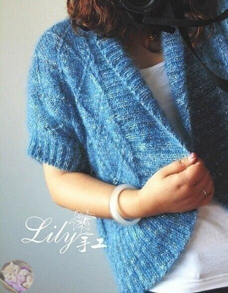 Голубой женский жакет, связанный спицами — нежность и стиль в одном образе