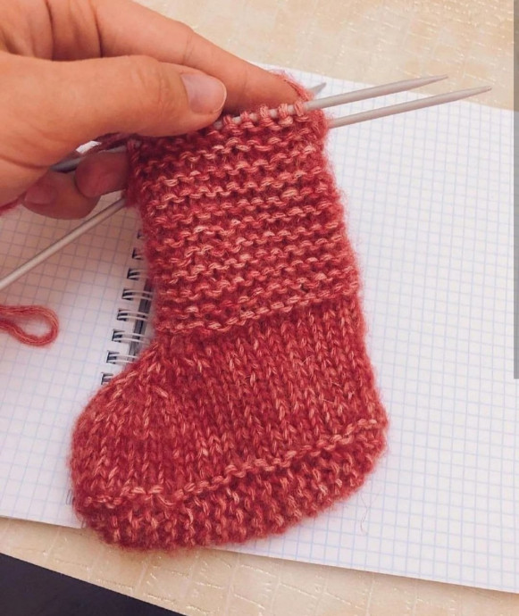 Нежные пинетки без швов, вяжем спицами