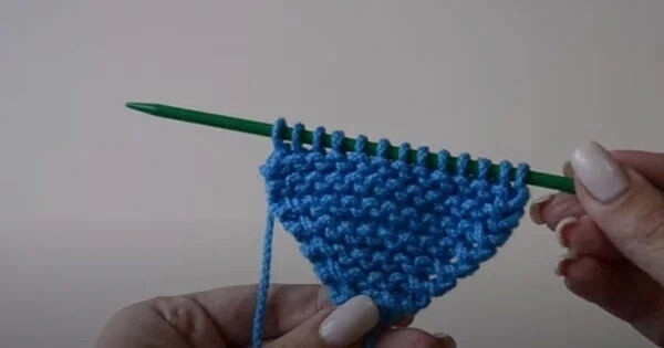 Домашние тапочки двумя спицами без швов