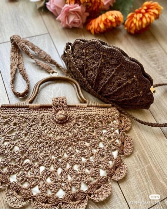 Сумка в форме полукруга — это тот самый летний акцент, который делает образ завершённым