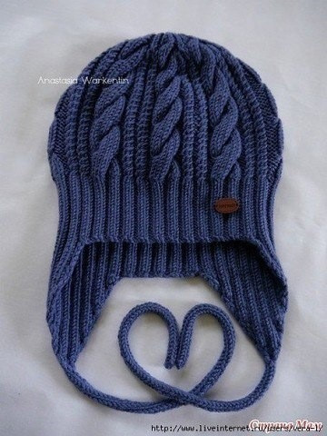 Комплект из детской шапки и манишки спицами