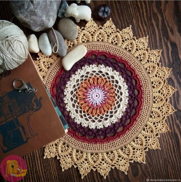 Красивая круглая салфетка, связанная крючком