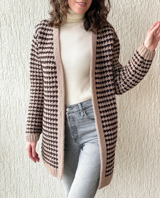 Кардиган связан крючком узором &laquo;гусиная лапка&raquo;.