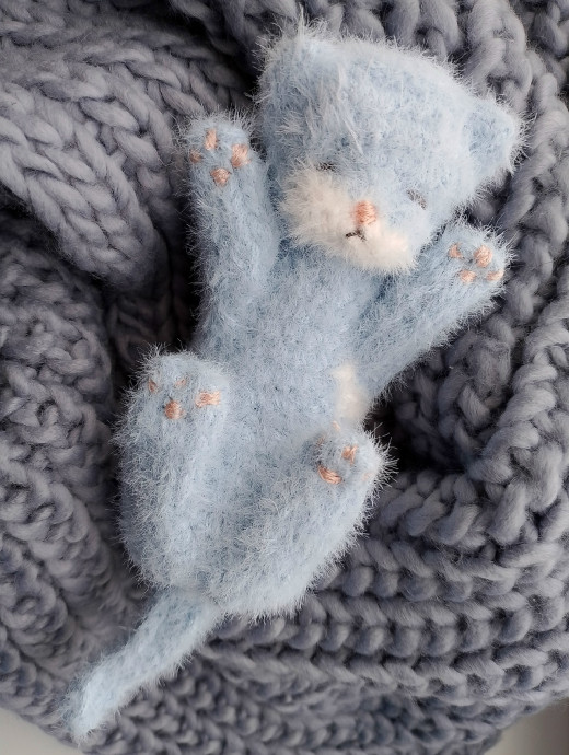 Мирный сон вязаного котёнка