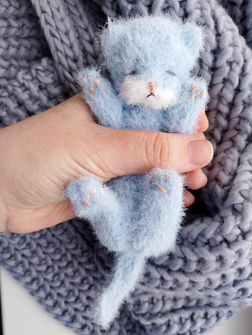 Мирный сон вязаного котёнка