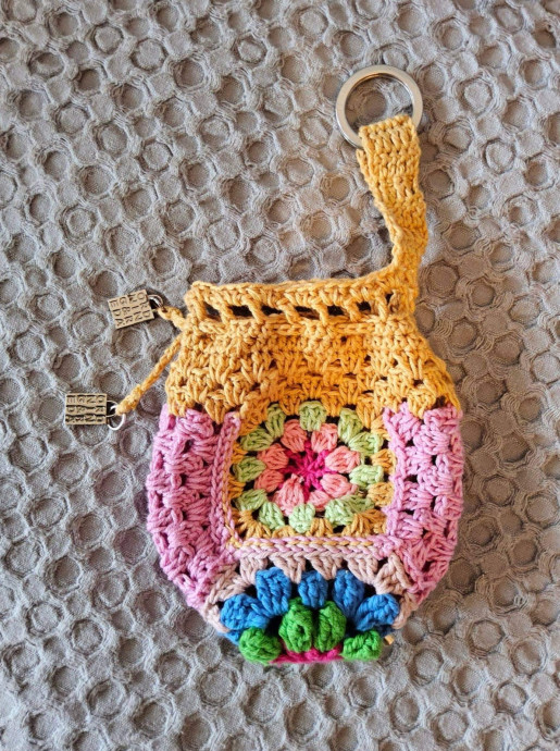 Чехлы для телефона и ключей.