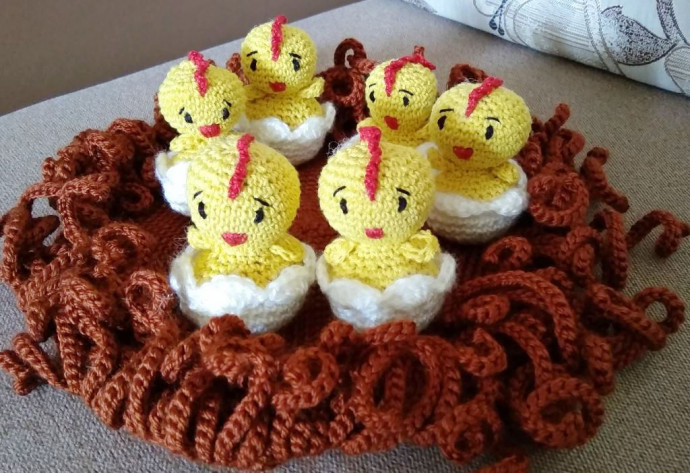 Вязаная курочка с цыплятами