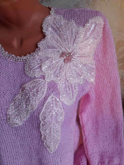 Нежный розовый джемпер с цветком спицами