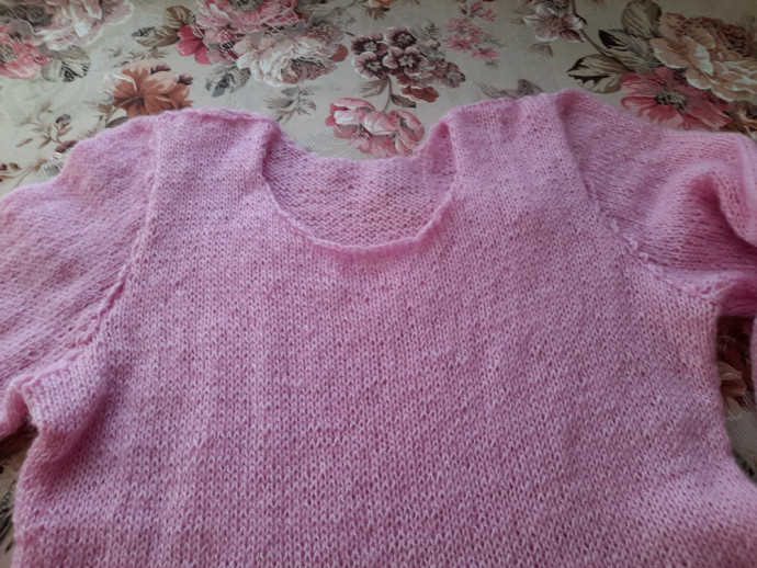 Нежный розовый джемпер с цветком спицами