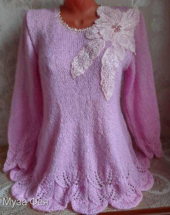 Нежный розовый джемпер с цветком спицами