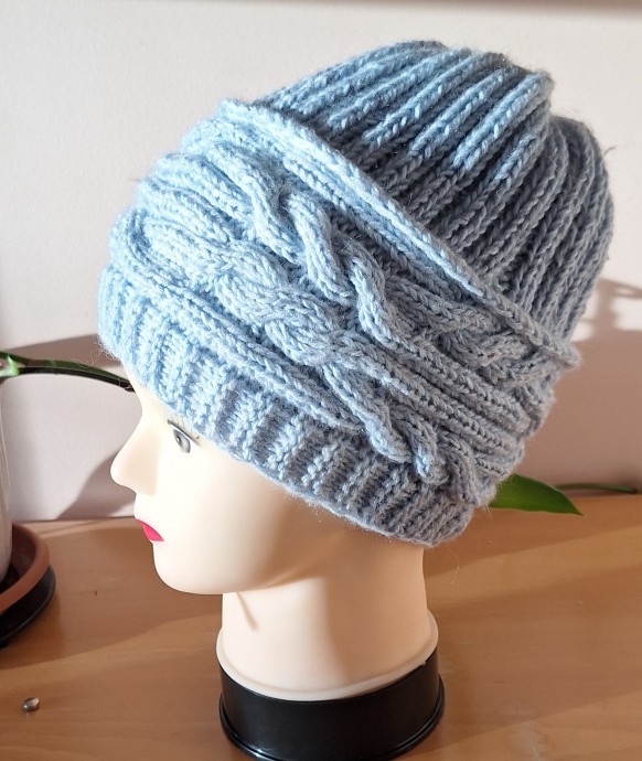 Шапка спицами с поперечный косами