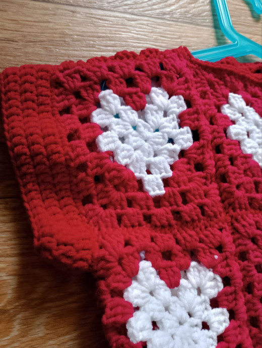 Кардиган из сердечек для маленькой принцессы: красно-белая нежность крючком