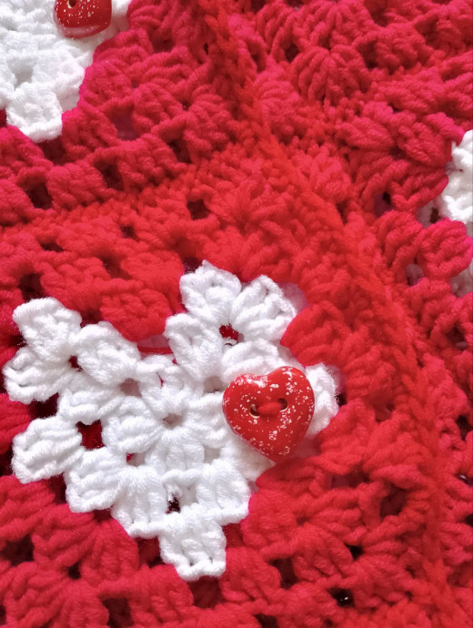 Кардиган из сердечек для маленькой принцессы: красно-белая нежность крючком