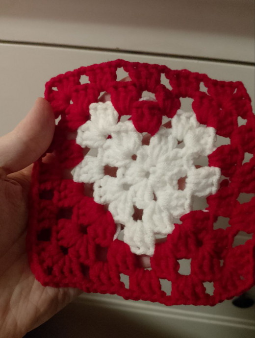 Кардиган из сердечек для маленькой принцессы: красно-белая нежность крючком